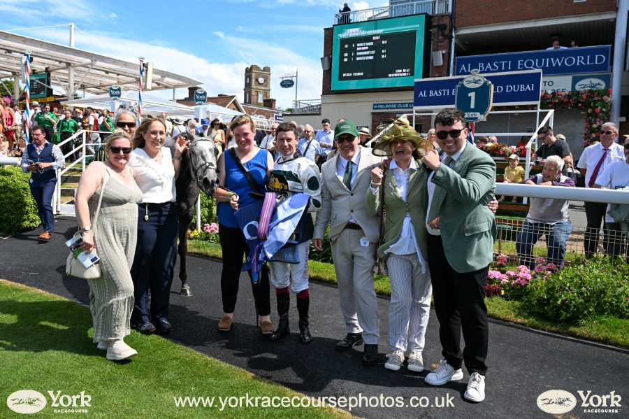 Team photo with Shadow after the race